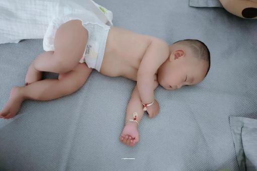 黔东南宝宝拍嗝的正确方法